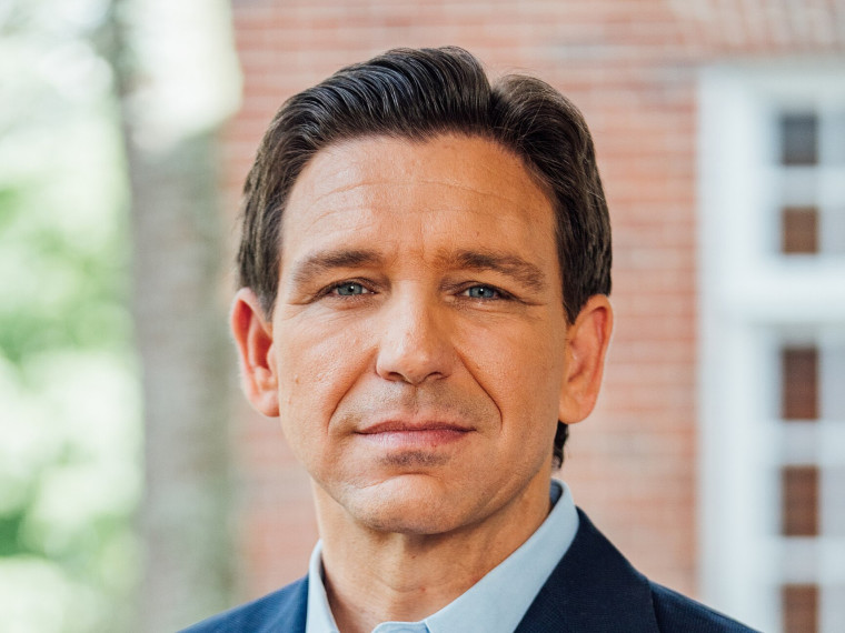 ParaTodosVerem: Foto oficial do governador da Flórida, Ron DeSantis, um homem branco, de cabelos castanhos e lisos, penteados para o lado esquerdo, sem barba, vestindo um terno azul marinho e camisa azul clara(Foto: Governo do Estado da Florida)