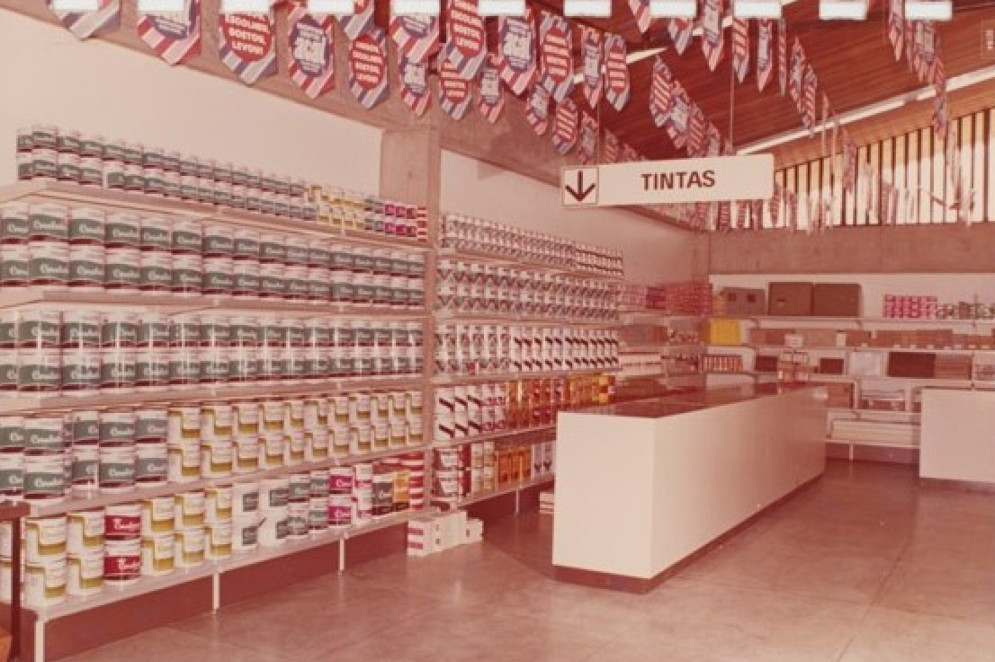 As tintas foram os primeiros produtos comercializados pelo caso Marlene e Raimundo Cabral. A foto é na unidade da Tristão Gonçalves(Foto: Acervo pessoal / Divulgação)
