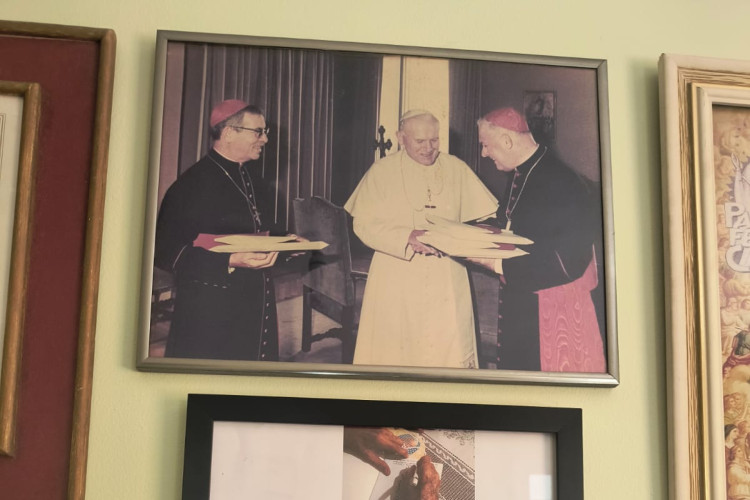 Registro de dom Edmilson da Cruz (à esquerda), ao lado do então arcebispo de Fortaleza, dom Aloísio Lorscheider, na recepção ao papa João Paulo II, em 1980, na capital cearense(Foto: CLÁUDIO RIBEIRO)
