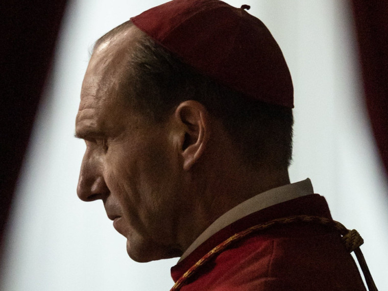 Ralph Fiennes, no filme Conclave, que teve oito indicações ao Oscar 2025
