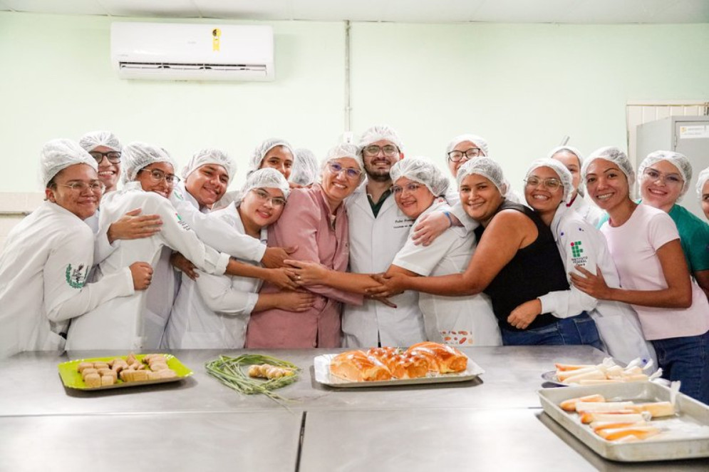 Oficina com mulheres, que promovem a práticas de receitas, como pães, sorvetes e dindins com plantas medicinais (Foto: Agência IFCE )
