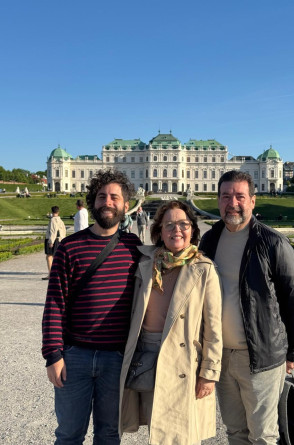 Germana em Viena, missão profissional, ao lado do filho Ricardo Augusto e o amado Vicente(Foto: Arquivo pessoal)