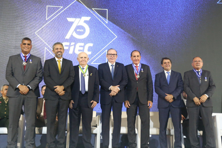 Governador Elmano de Freitas (2° à esq.), presidente da Fiec, Ricardo Cavalcante (ao centro), e prefeito Evandro Leitão (2° à dir.) com os agraciados(Foto: João Filho Tavares)