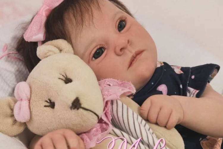 Celina, bebê reborn com síndrome de down(Foto: Reprodução/Instagram/Mel Bebês Reborns)