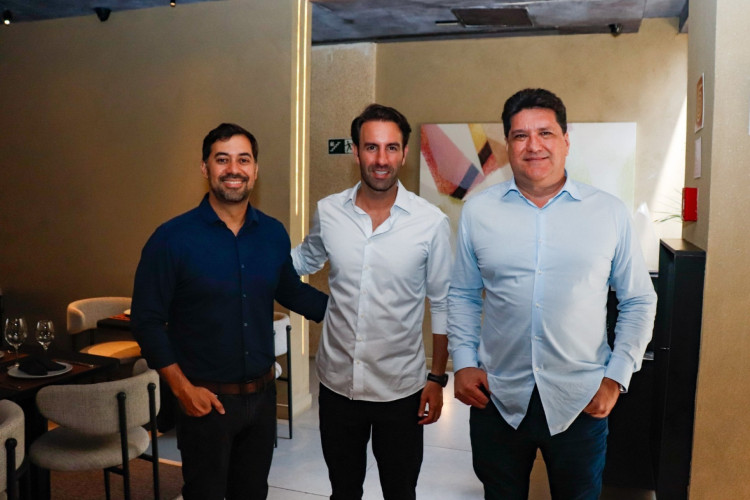 Vitor Frota, CEO da Dasart Engenharia; ladeado por Ricardo Moura, Gerente de Operações e Fernando Arraes, Diretor de Incorporações da Dasart.  (Foto: divulgação)