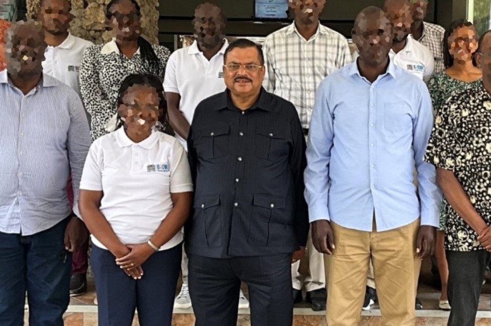 Swarup Mishra é um ex-deputado com boas relações com o presidente do Quênia, William Ruto. Apesar das persistentes acusações de tráfico de órgãos, Ruto o nomeou presidente do Kenya BioVax Vaccine Institute(Foto: Kenya BioVax Institute)