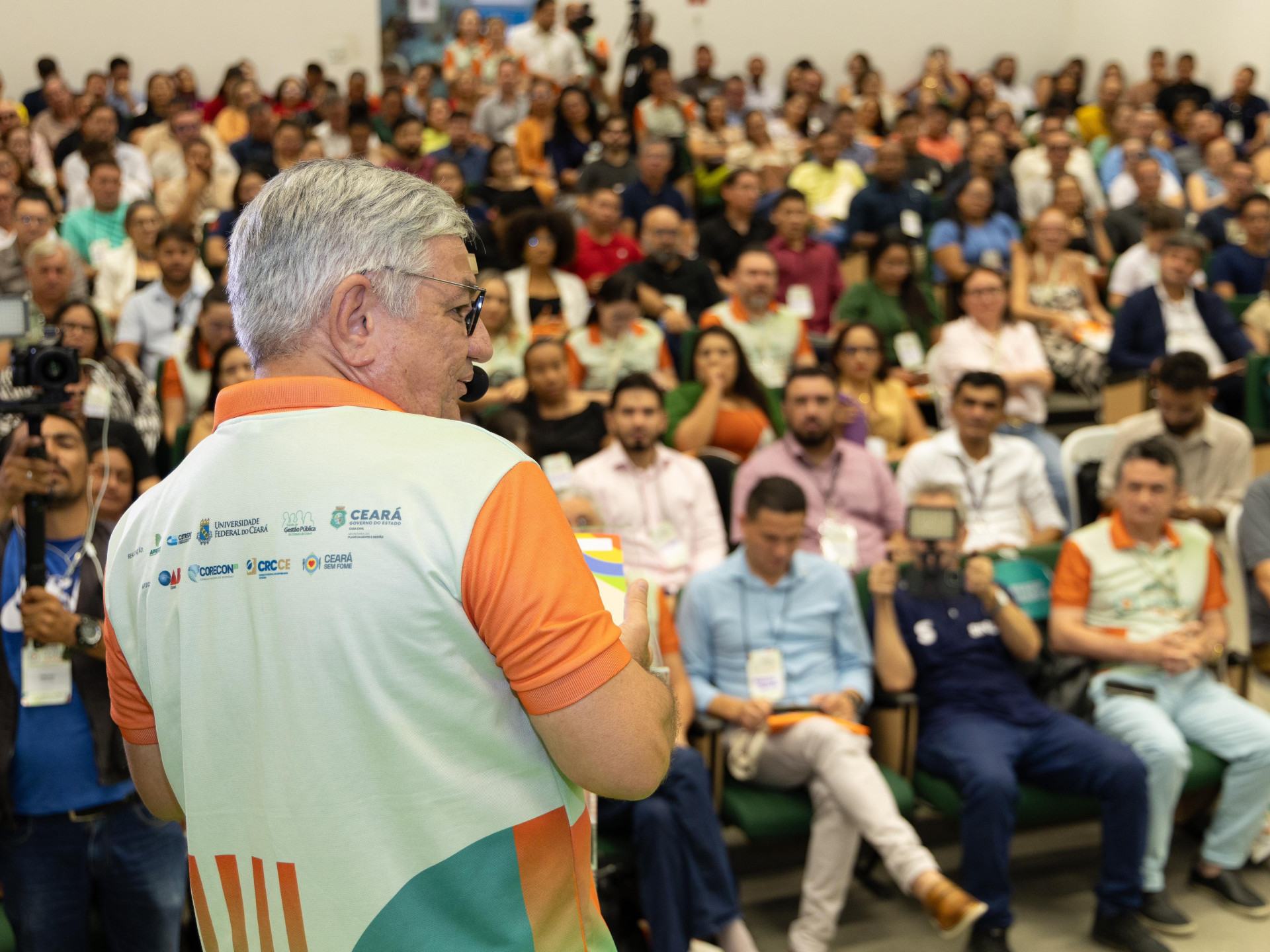 Titular da Seplag, Alexandre Cialdini, durante visita da caravana 