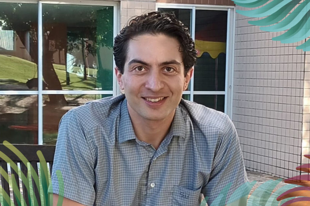 ParaTodosVerem: escritor cearense Amaurício Lopes, autor de Nova Jaguaruara e O Galinheiro. É um homem branco de cabelos escuros, usa uma camisa azul(Foto: Arquivo Pessoal/Amaurício Lopes)
