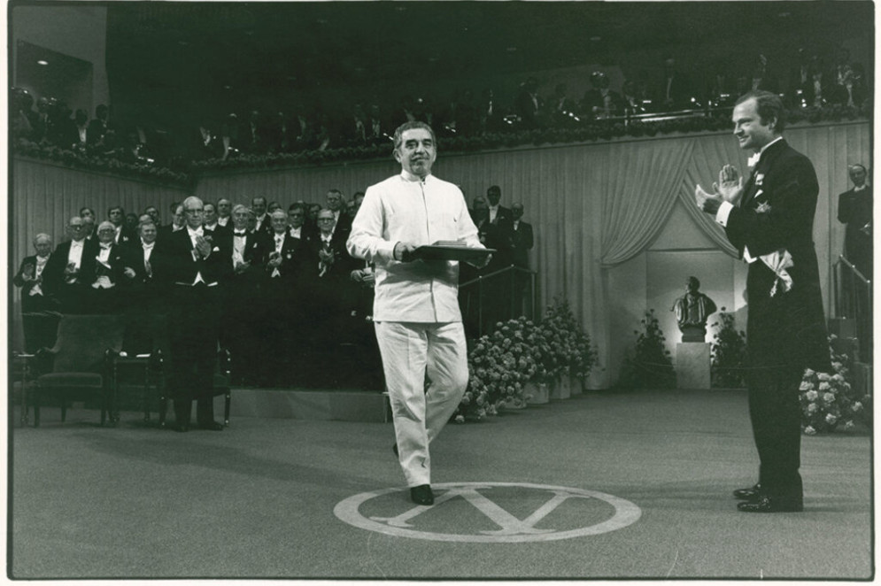 ParaTodosVerem: Gabriel Garcia Marques se encaminha para discursar no prêmio Nobel de Literatura. Veste branco e segura um livro. Imagem em preto e branco(Foto: Harry Ransom Center/Disponível na Universidade do Texas)