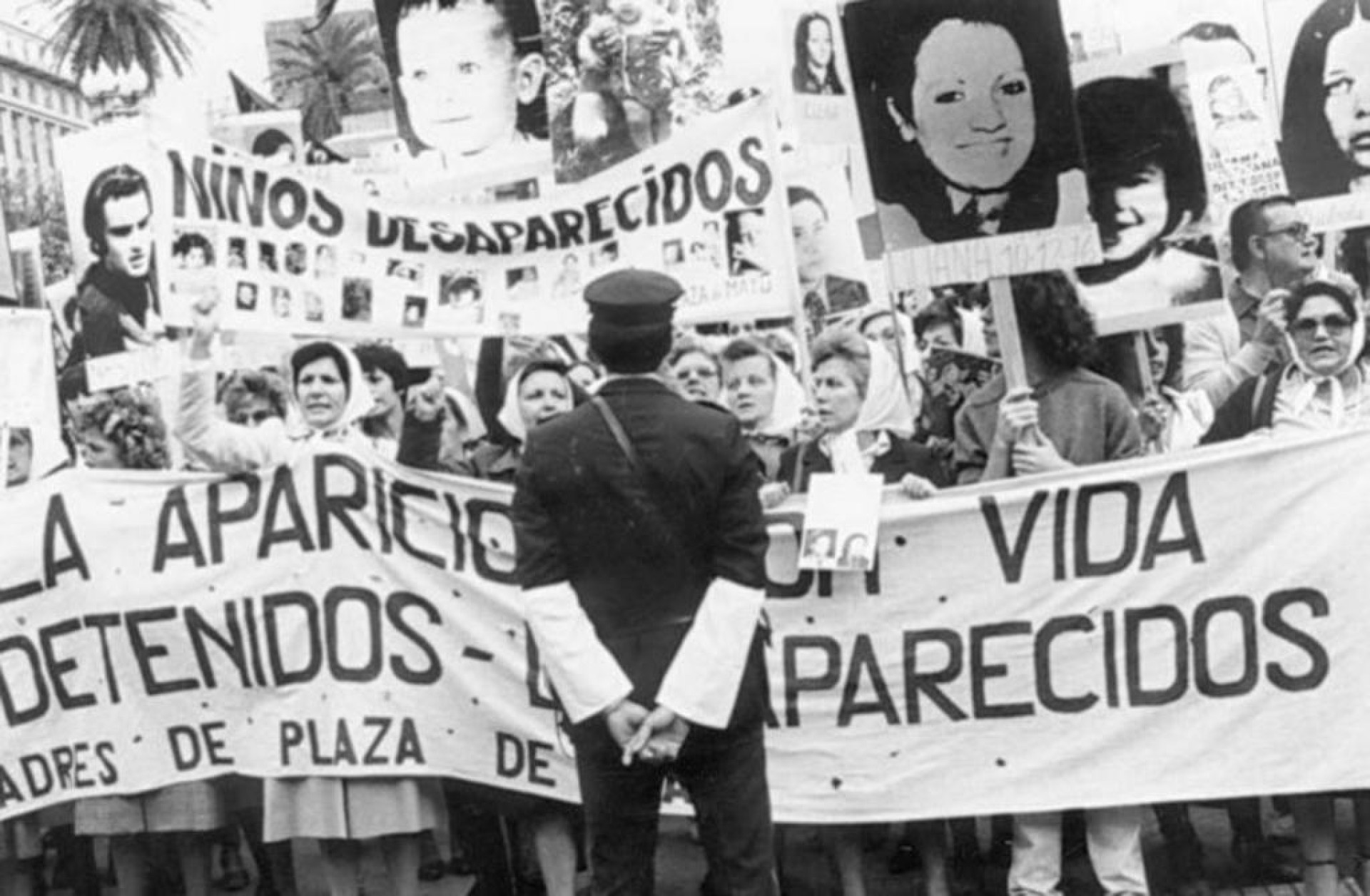 ParaTodosVerem: ditadura na Argentina. Um general se posiciona, de costas para a câmera, mas de frente a manifestantes