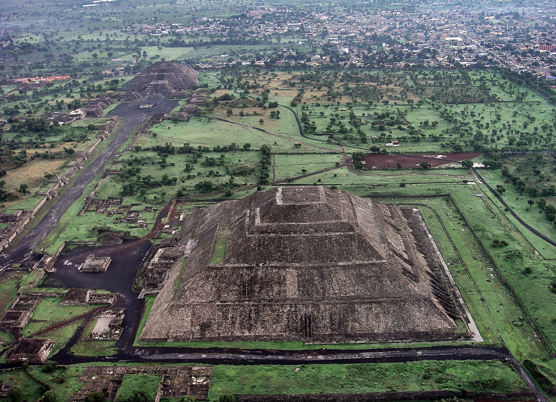 ParaTodosVerem: pirâmide do Sol e da Lua (ao fundo) nas ruínas de Teotihuacán, México