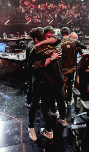 Bruno Garcia abraça Erick Aspas após a conquista da Loud do Champions 2022 de Valorant, em Istambul, na Turquia(Foto: Lance Skundrich / Riot Games)