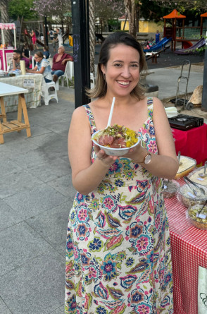 Izakeline Ribeiro uma mulher de cabelo curto e mechas loiras vestindo um vestido floral(Foto: Reprodução/ Arquivo pessoal)