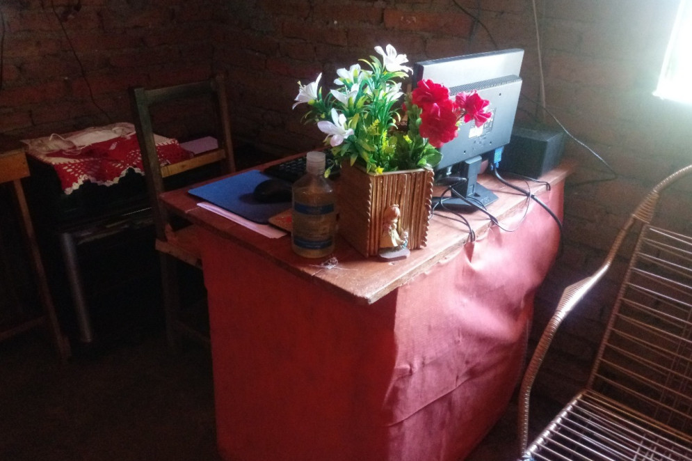 Primeira foto feita por Bianca de seu antigo endereço de trabalho, a sala da casa de seus pais(Foto: Arquivo pessoal)