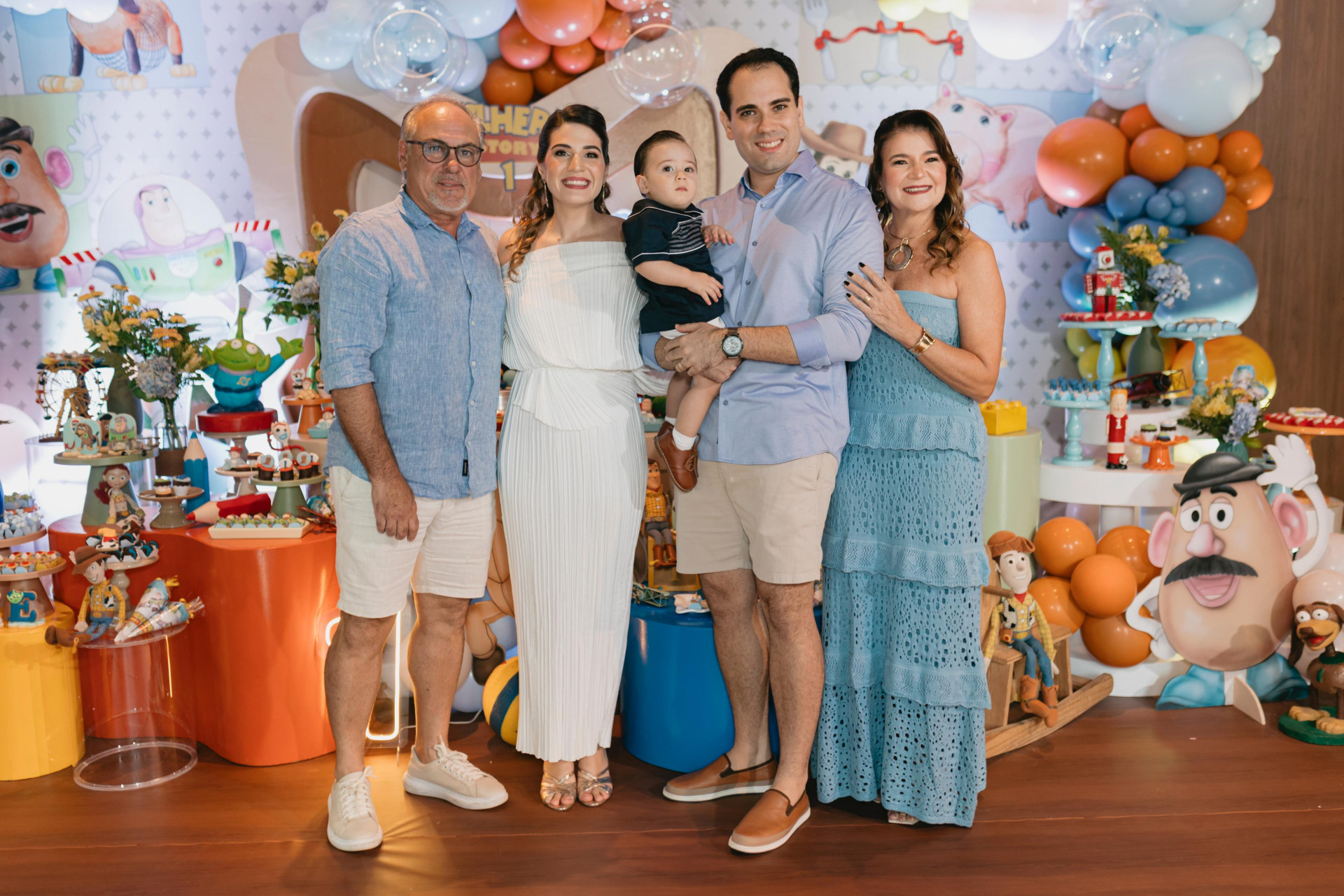 (Foto: arquivo familiar )André Castelo, Pamella e Lucas com o bebê Guilherme, e Fernanda Castelo