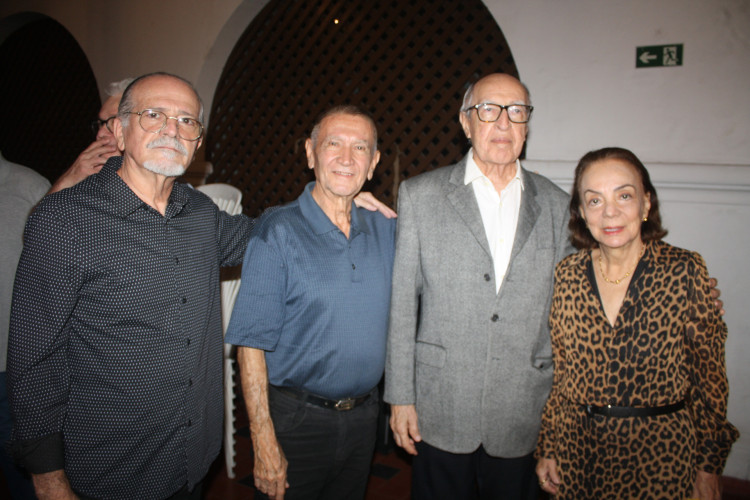 Lúcio e Beatriz com amigos(Foto: Reprodução/Ana Cecilia)