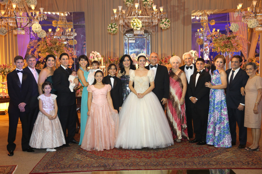 Alódia e família nos 15 anos da neta Sarah Guimarães Portela(Foto: Jocilene Jinkings/Divulgação)