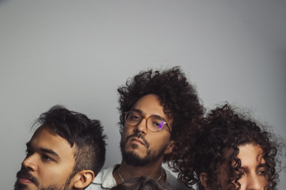 Jonas Rio (baixo), Matheus Brasil (atrás, bateria), Gabriel Aragão (à frente, voz e guitarra) e Plínio Câmara (guitarra)
 (Foto: IGOR DE MELO/ Divulgação)