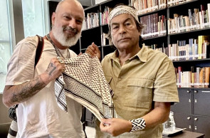 Fotógrafo do O POVO, Fábio Lima entregou a Ailton Krenak uma réplica de uma kufiya, lenço que simboliza a resistência palestina