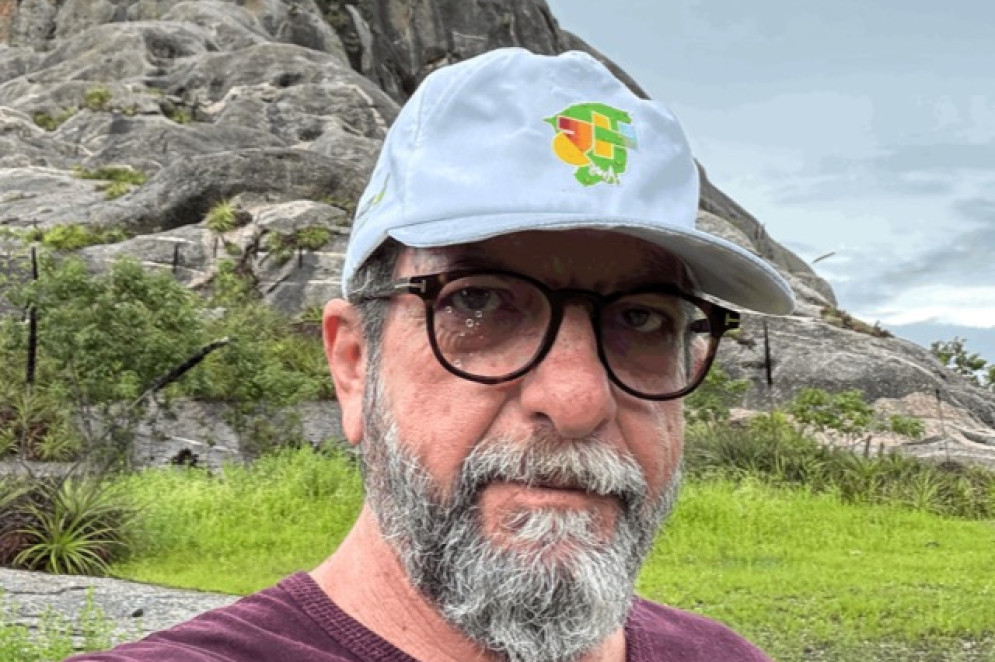 ParaTodosVerem: Jeovah Meirelles, geólogo e professor da UFC. É um homem branco, de barba grisalha. Usa boné azul e camisa roxa(Foto: Arquivo Pessoal/Jeovah Meirelles)