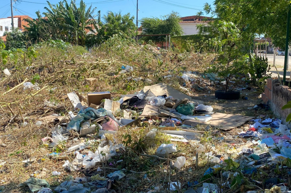 ParaTodosVerem: acúmulo de lixo em terreno com lagoa desativada da Cagece, em 2017