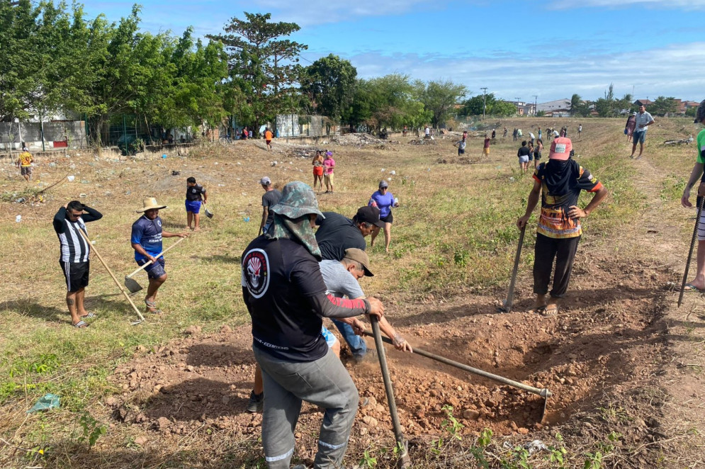ParaTodosVerem: moradores preparam-se para iniciar o aterro no Jardim das Oliveiras, durante a pandemia. Seguram enxadas e demais materiais