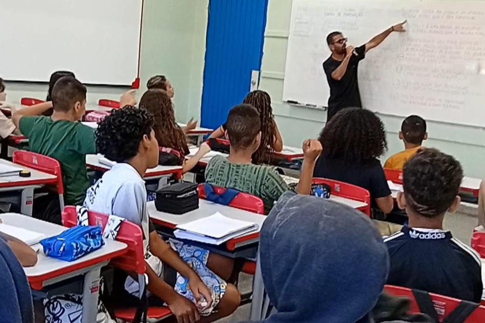 Anderson usa a música como ponte para se conectar com suas turmas e promover a identificação dos alunos com o conteúdo trabalhado em sala de aula(Foto: Acervo Pessoal/O POVO)