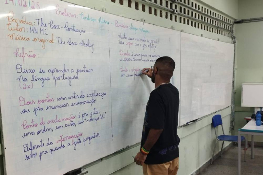 Ao final da aula, Anderson escreve a letra da paródia e repassa com seus alunos como um exercício para memorizar o conteúdo(Foto: Acervo Pessoal/O POVO)
