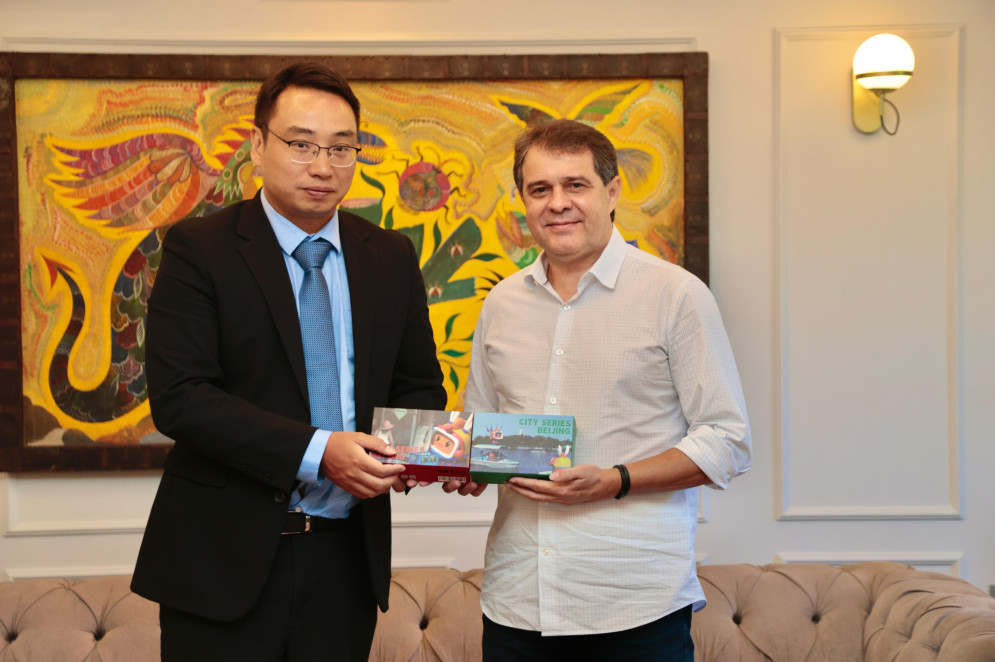  Vice-presidente e chefe de Operações Globais da Kwai, Cheng Ji e o prefeito Evandro Leitão (Foto: Beatriz Boblitz/ Divulgação )
