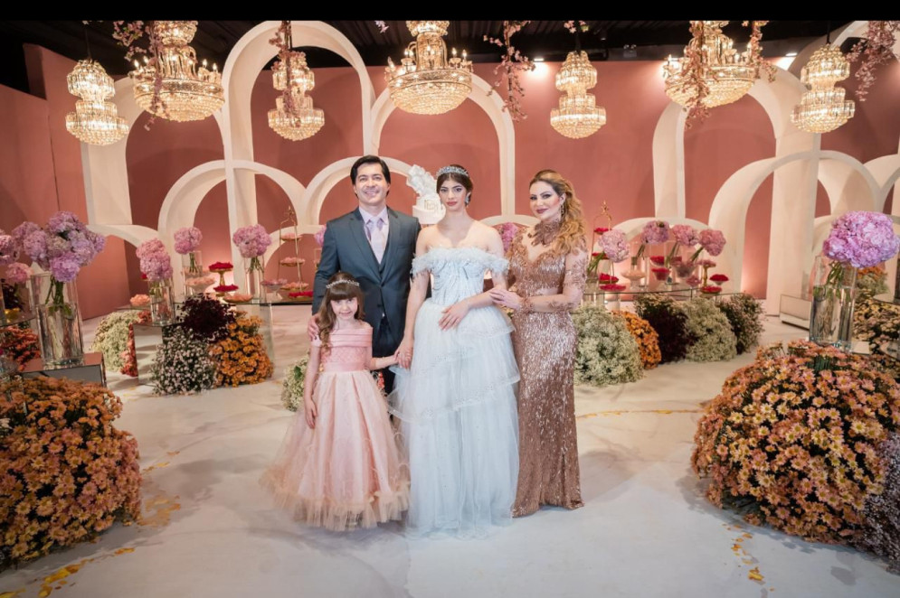 Antônio Holanda Neto e Daniela com a debutante Maria Beatriz(Foto: arquivo familiar)