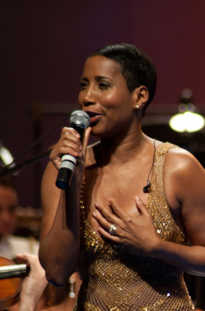  Daúde ganhou notoriedade em 1997 ao lançar a versão em português do hit Pata Pata, música homônima da cantora sul-africana Miriam Makeba(Foto: Pedro Franca)