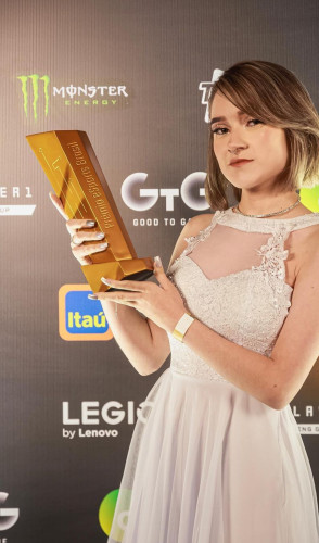 ParaTodosVerem: Daiki exibe o troféu do Prêmio eSports Brasil na categoria Melhor Atleta de Valorant no cenário inclusivo(Foto: Arquivo pessoal)