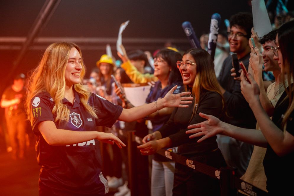 ParaTodosVerem: Daiki cumprimenta torcedoras antes da final do VCT Game Changers Brazil 2025(Foto: Valorant Esports BR / Riot Games Brasil)