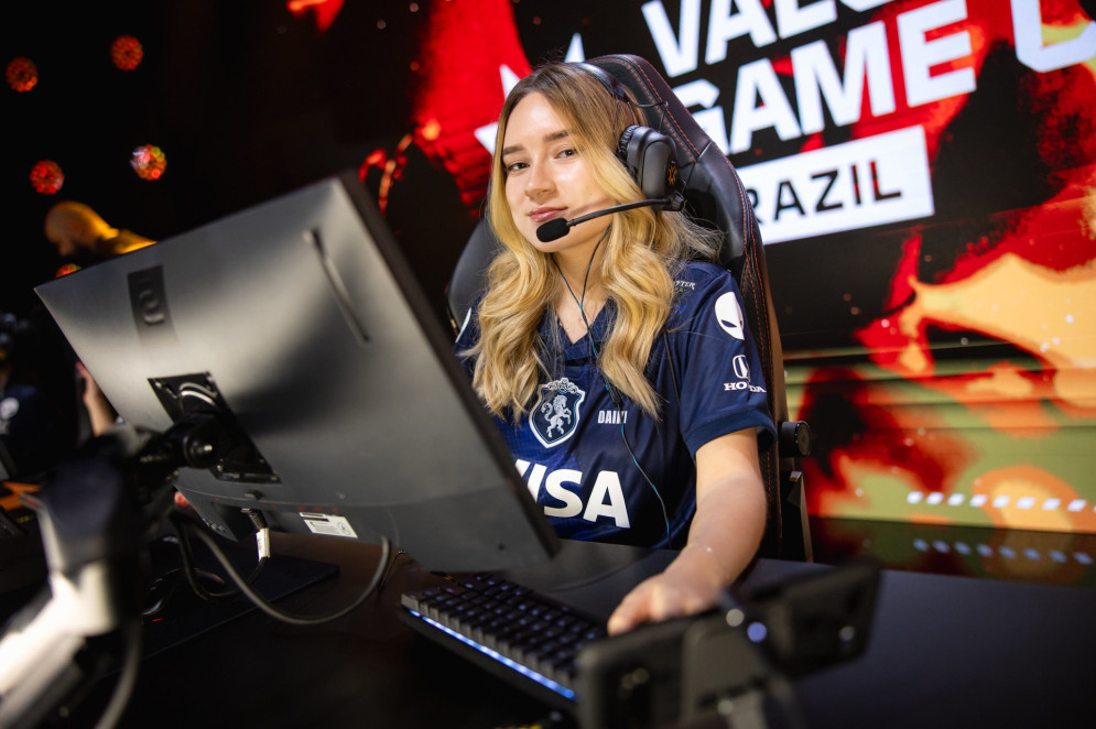 ParaTodosVerem: De frente para o computador para mais uma partida, Daiki olha para câmera sorrindo(Foto: Valorant Esports BR / Riot Games Brasil)