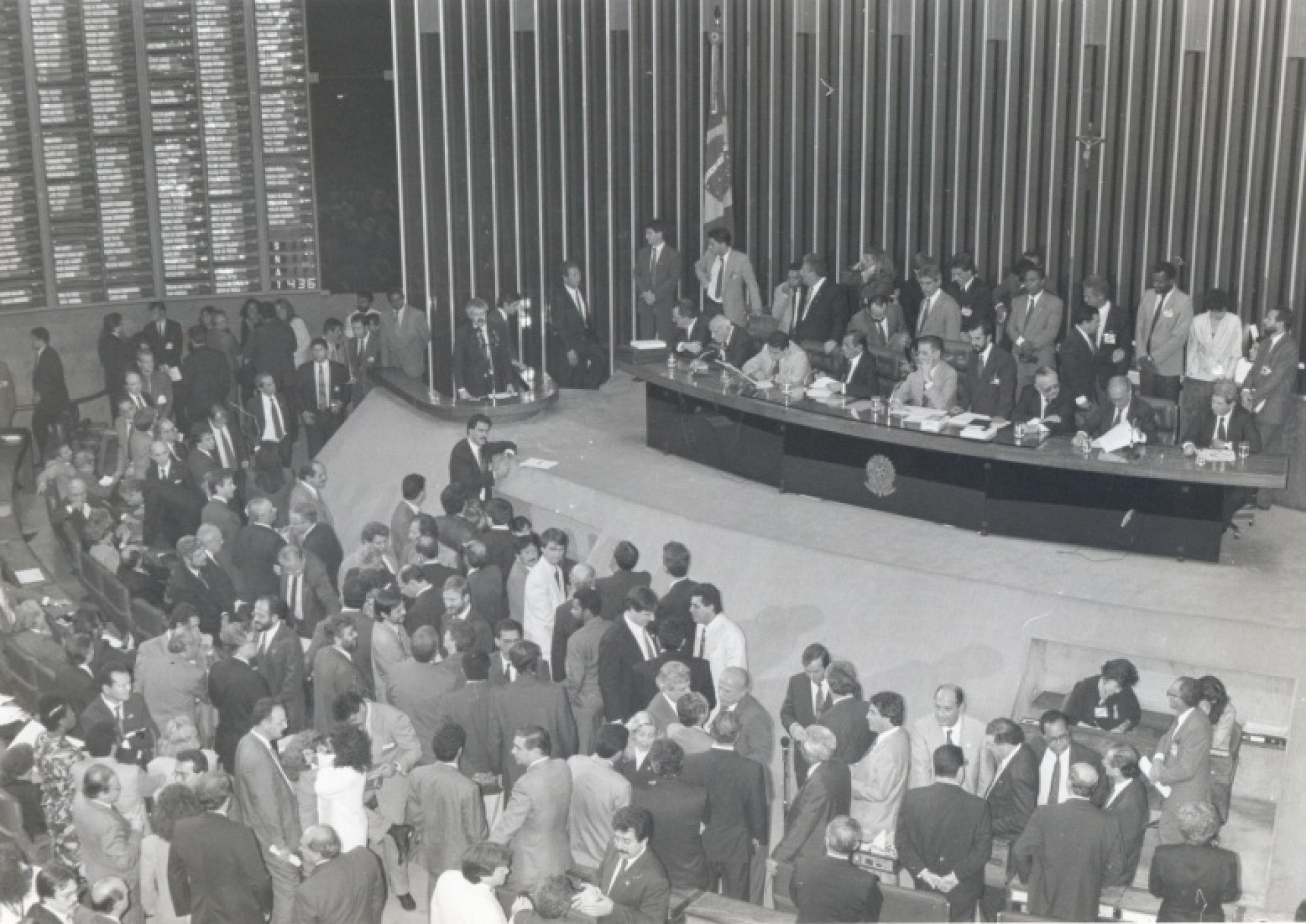 ParaTodosVerem: início à votação do pedido de impeachment.no Congresso Nacional. Visão aérea da sala cheia. Foto em preto e branco