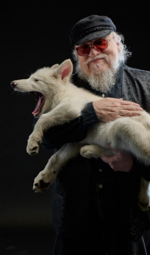 O autor dos livros que inspirou a série Game Of Thrones conheceu os lobos terríveis, criados pela Colossal(Foto: Georger Martin / Reprodução)