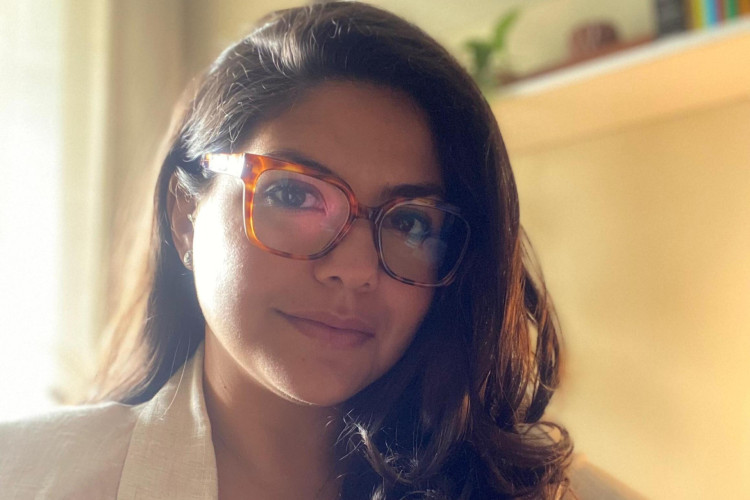 Larissa Malveira é psicoterapeuta da abordagem Gestalt; a abordagem, que é centrada no presente, ajuda o paciente a focar sua situação atual, em vez de recapitular os fatos do passado.(Foto: Reprodução / Arquivo pessoal)