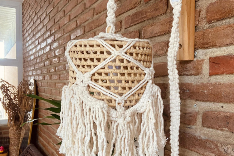 Na peça de Larissa expressa o que disse: "Fiz bolsas de palha com alça de macramê. O artesanato foi um processo de reencontro comigo mesma." (Foto: Reprodução / Arquivo pessoal)