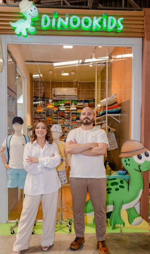 ParaTodosVerem: Deysi e Túlio à frente da sua loja, Dinoo Kids, no Centro Fashion(Foto: Arquivo pessoal)