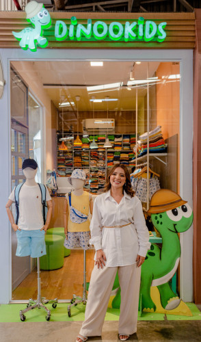 ParaTodosVerem: Deysi Silva à frente de sua loja Dinoo Kids, no Centro Fashion(Foto: Arquivo pessoal)