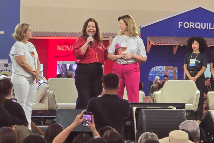 As duas superintendentes, Eliane Brasil (do BNB) e Priscila Requejo (do Banco do Brasil), homenageadas no evento, e Rita Grangeiro(Foto: Arquivo Pessoal)