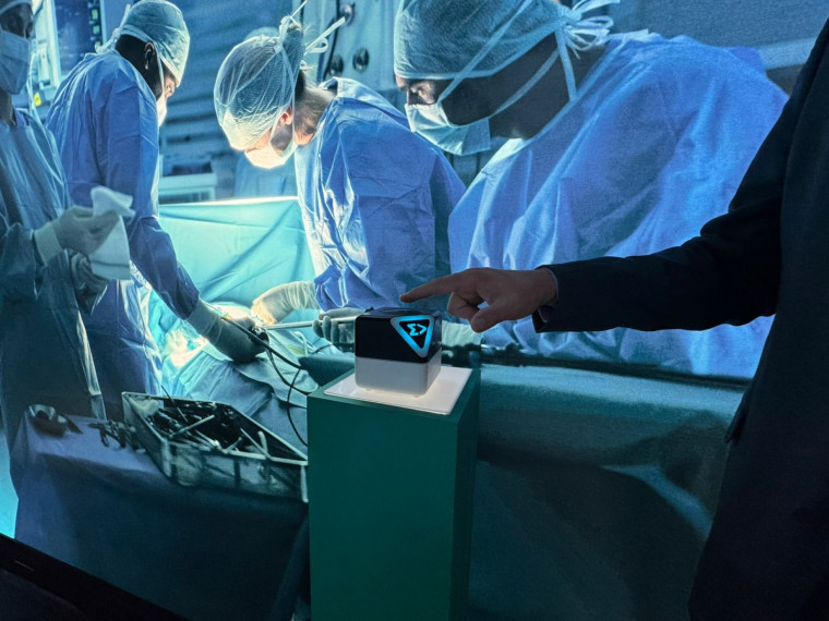 A MaVi é a primeira inteligência artificial em forma física com foco na saúde e atua como assistente virtual comandada por voz