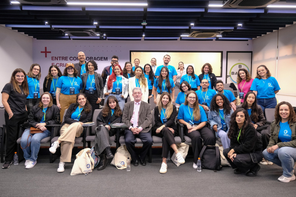 Luiz Rizza, diretor de pesquisa do Albert Einstein, e a turma da Jornada Galápagos de Jornalismo de Saúde 2025(Foto: Rudah Poran / Galápagos Newsmaking)