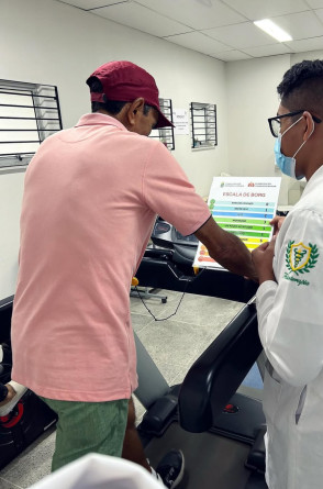 Atendimento da Liga do Pulmão, do curso de Fisioterapia da UFC, no Hospital Universitário Walter Cantídio (HUWC)(Foto: Reprodução/Instagram/Liga do Pulmão da Fisioterapia)