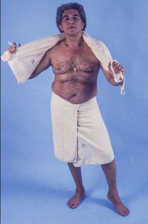 Registro do fotógrafo Leo Caldas para a revista Bizz em 1998 traz história inusitada: depois de 4 meses tentando agendar a foto, no dia combinado Reginaldo Rossi apareceu enrolado numa toalha e disse que estava de ressaca(Foto: Leo Caldas/Reprodução)