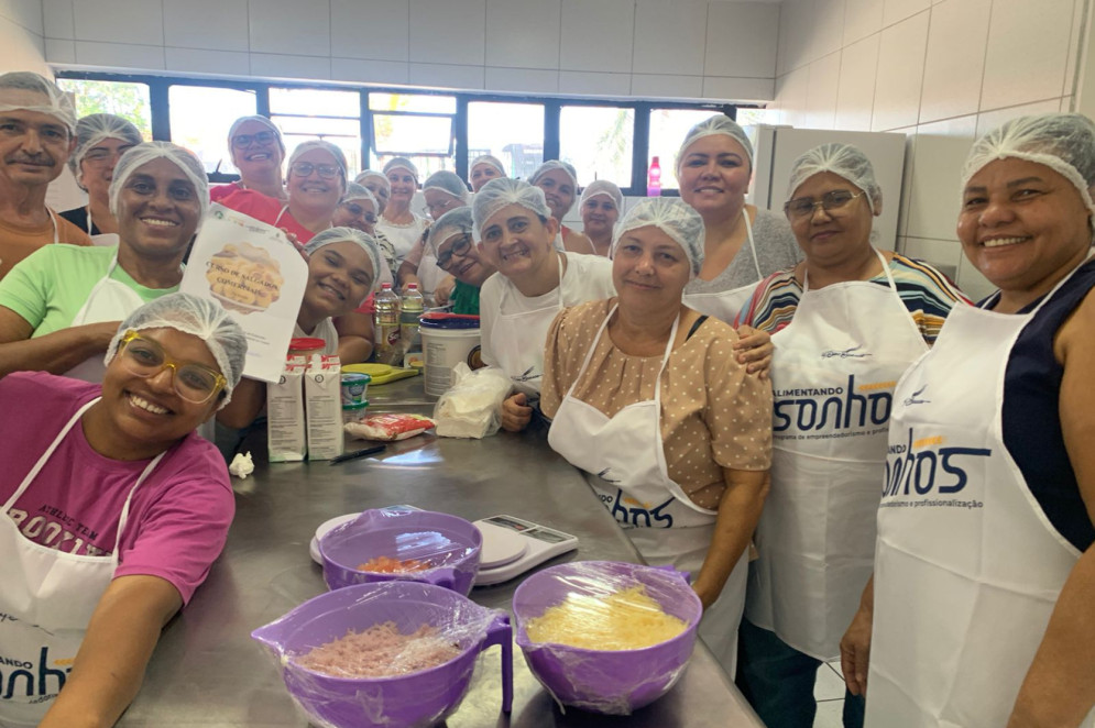 Suemy e alunos do curso de salgados comerciais, que ministrou em maio deste ano(Foto: ACERVO PESSOAL)