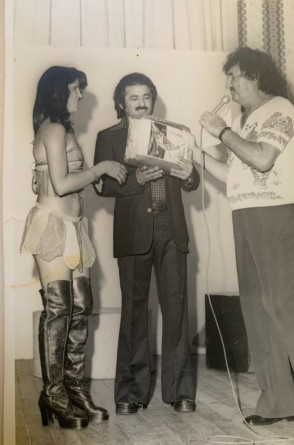 Genival Santos durante participação em programa de TV apresentado pelo conhecido radialista cearense Irapuan Lima(Foto: Reprodução/Instagram/Cantor Genival Santos)