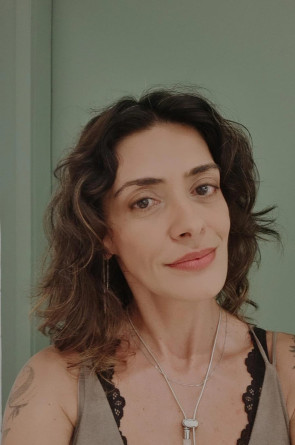 Sabrina Magalhães foi diagnosticada com fibromialgia após esgotamento profissional. Hoje, ajuda pacientes através da psicologia(Foto: Arquivo pessoal)