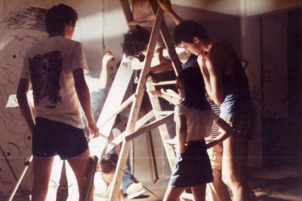 ParaTodosVerem: Sérgio junto dos irmãos e amigos na infância durante o cine clube(Foto: Reprodução/ Arquivo pessoal)