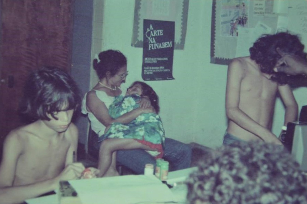ParaTodosVerem: Na imagem, estão Sérgio quando criança junto da mãe e dos irmãos. Os meninos aparecem manuseando fitas para fazer animações do clube cine(Foto: Reprodução/ Arquivo pessoal)
